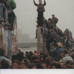 خرید کتاب دیوار فرو می ریزد ترجمه خجسته کیهان از نشر تداعی