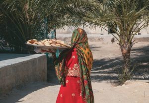 خرید کتاب این سفره سیال است مثل دریا اثر یاسمین احسانی نشر مانوش - تصویر 3